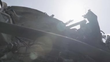 Rusya ile Ukrayna 'nın başkenti Kiev yakınlarındaki barışçıl bir şehirde yaşanan savaşın sonuçları. Sivillerin arabalarını tahrip etti. Araba mezarlığı. Havadan. Kıyametten sonra. Paslı arabalar. Irpin Şehri