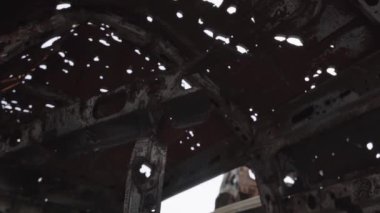 Rusya ile Ukrayna 'nın başkenti Kiev yakınlarındaki barışçıl bir şehirde yaşanan savaşın sonuçları. Sivillerin arabalarını tahrip etti. Araba mezarlığı. Havadan. Kıyametten sonra. Paslı arabalar. Irpin Şehri