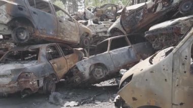 Rusya ile Ukrayna 'nın başkenti Kiev yakınlarındaki barışçıl bir şehirde yaşanan savaşın sonuçları. Sivillerin arabalarını tahrip etti. Araba mezarlığı. Havadan. Kıyametten sonra. Paslı arabalar. Irpin Şehri