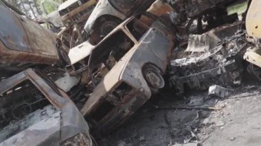 Rusya ile Ukrayna 'nın başkenti Kiev yakınlarındaki barışçıl bir şehirde yaşanan savaşın sonuçları. Sivillerin arabalarını tahrip etti. Araba mezarlığı. Havadan. Kıyametten sonra. Paslı arabalar. Irpin Şehri