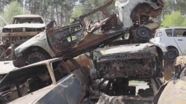 Rusya ile Ukrayna 'nın başkenti Kiev yakınlarındaki barışçıl bir şehirde yaşanan savaşın sonuçları. Sivillerin arabalarını tahrip etti. Araba mezarlığı. Havadan. Kıyametten sonra. Paslı arabalar. Irpin Şehri