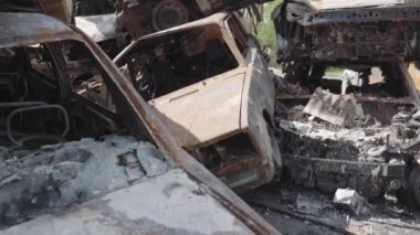 Rusya ile Ukrayna 'nın başkenti Kiev yakınlarındaki barışçıl bir şehirde yaşanan savaşın sonuçları. Sivillerin arabalarını tahrip etti. Araba mezarlığı. Havadan. Kıyametten sonra. Paslı arabalar. Irpin Şehri