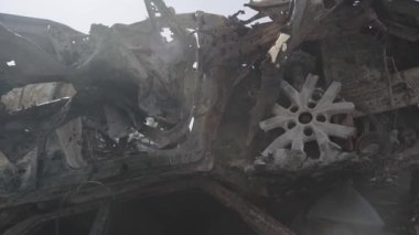 Rusya ile Ukrayna 'nın başkenti Kiev yakınlarındaki barışçıl bir şehirde yaşanan savaşın sonuçları. Sivillerin arabalarını tahrip etti. Araba mezarlığı. Havadan. Kıyametten sonra. Paslı arabalar. Irpin Şehri