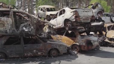 Rusya ile Ukrayna 'nın başkenti Kiev yakınlarındaki barışçıl bir şehirde yaşanan savaşın sonuçları. Sivillerin arabalarını tahrip etti. Araba mezarlığı. Havadan. Kıyametten sonra. Paslı arabalar. Irpin Şehri