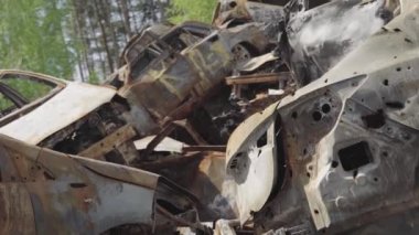 Rusya ile Ukrayna 'nın başkenti Kiev yakınlarındaki barışçıl bir şehirde yaşanan savaşın sonuçları. Sivillerin arabalarını tahrip etti. Araba mezarlığı. Havadan. Kıyametten sonra. Paslı arabalar. Irpin Şehri