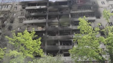Hava saldırısından sonra bombalanmış bir apartman. Ukrayna 'da savaş. Mariupol.