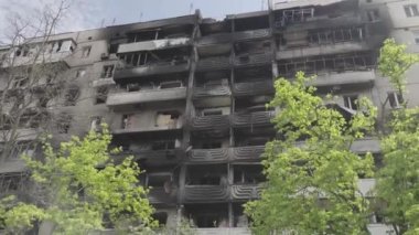 Hava saldırısından sonra bombalanmış bir apartman. Ukrayna 'da savaş. Mariupol.