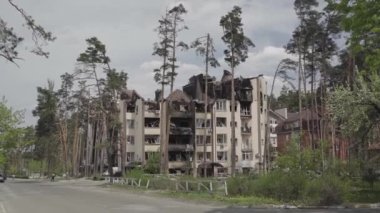 Hava saldırısından sonra bombalanmış bir apartman. Ukrayna 'da savaş. Mariupol.