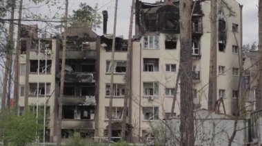 Hava saldırısından sonra bombalanmış bir apartman. Ukrayna 'da savaş. Mariupol.