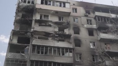 Hava saldırısından sonra bombalanmış bir apartman. Ukrayna 'da savaş. Mariupol.
