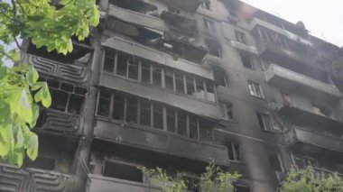 Hava saldırısından sonra bombalanmış bir apartman. Ukrayna 'da savaş. Mariupol.