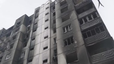 Hava saldırısından sonra bombalanmış bir apartman. Ukrayna 'da savaş. Mariupol.