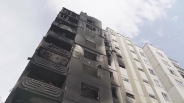 Hava saldırısından sonra bombalanmış bir apartman. Ukrayna 'da savaş. Mariupol.