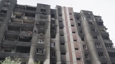 Hava saldırısından sonra bombalanmış bir apartman. Ukrayna 'da savaş. Mariupol.