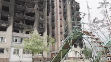 Hava saldırısından sonra bombalanmış bir apartman. Ukrayna 'da savaş. Mariupol.