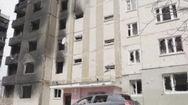 Hava saldırısından sonra bombalanmış bir apartman. Ukrayna 'da savaş. Mariupol.