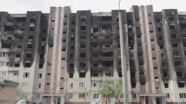 Hava saldırısından sonra bombalanmış bir apartman. Ukrayna 'da savaş. Mariupol.