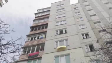 Hava saldırısından sonra bombalanmış bir apartman. Ukrayna 'da savaş. Mariupol.
