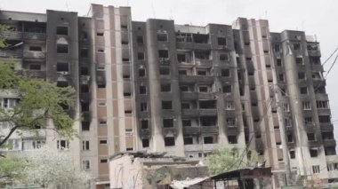 Hava saldırısından sonra bombalanmış bir apartman. Ukrayna 'da savaş. Mariupol.
