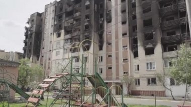 Hava saldırısından sonra bombalanmış bir apartman. Ukrayna 'da savaş. Mariupol.