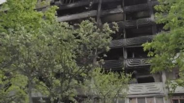 Hava saldırısından sonra bombalanmış bir apartman. Ukrayna 'da savaş. Mariupol.