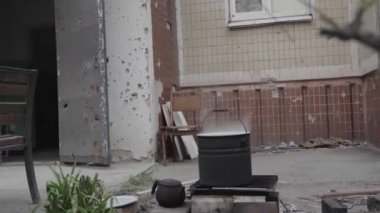 Ukrayna 'da savaş. Bombalanmış bir evin sakinleri ateşte yemek pişiriyor. Mariupol. Felaket.