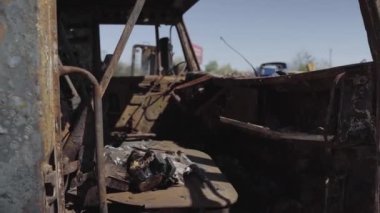 Füze saldırısından sonra yanmış askeri teçhizat. Paslı askeri teçhizat terk edilmiş. Irpin şehri. Ukrayna. Savaş.