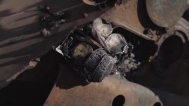 Füze saldırısından sonra yanmış askeri teçhizat. Paslı askeri teçhizat terk edilmiş. Irpin şehri. Ukrayna. Savaş.