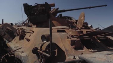 Füze saldırısından sonra yanmış askeri teçhizat. Paslı askeri teçhizat terk edilmiş. Irpin şehri. Ukrayna. Savaş.