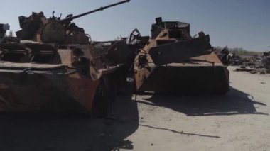 Füze saldırısından sonra yanmış askeri teçhizat. Paslı askeri teçhizat terk edilmiş. Irpin şehri. Ukrayna. Savaş.