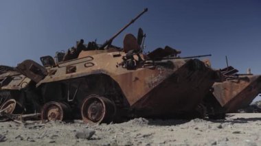 Füze saldırısından sonra yanmış askeri teçhizat. Paslı askeri teçhizat terk edilmiş. Irpin şehri. Ukrayna. Savaş.