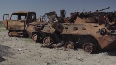 Füze saldırısından sonra yanmış askeri teçhizat. Paslı askeri teçhizat terk edilmiş. Irpin şehri. Ukrayna. Savaş.