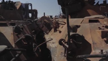 Füze saldırısından sonra yanmış askeri teçhizat. Paslı askeri teçhizat terk edilmiş. Irpin şehri. Ukrayna. Savaş.