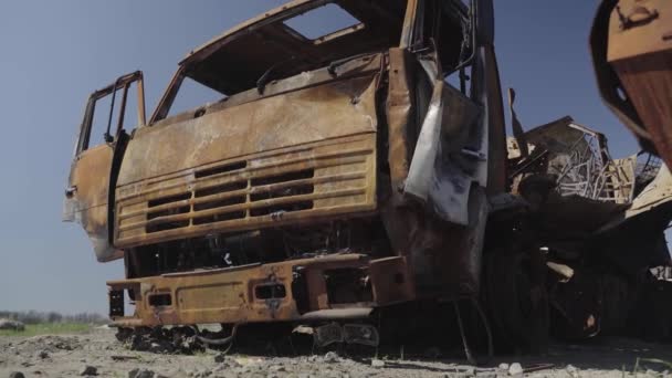 Verbrannte Militärausrüstung Nach Einem Raketenangriff Verlassene Rostige Militärausrüstung Stadt Irpin — Stockvideo
