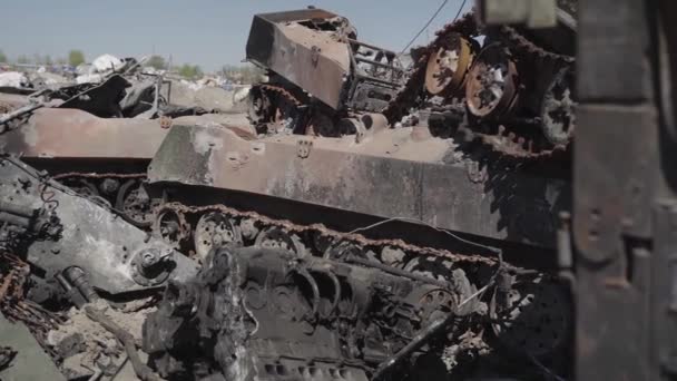 Equipamento Militar Queimado Após Ataque Mísseis Equipamento Militar Enferrujado Abandonado — Vídeo de Stock