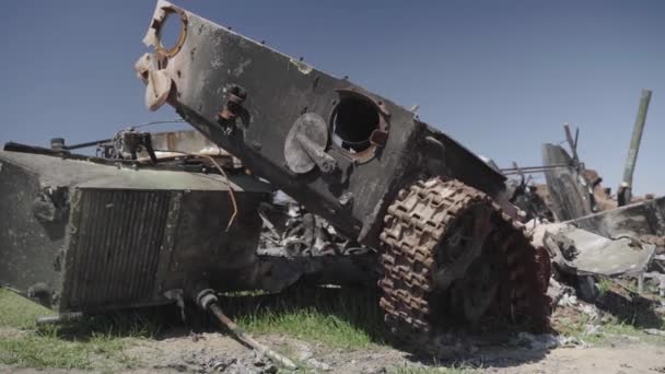 Burnt Military Equipment Missile Attack Abandoned Rusty Military Equipment City — Vídeo de Stock