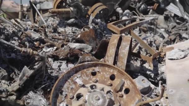 Elégett Katonai Felszerelés Egy Rakétatámadás Után Elhagyott Rozsdás Katonai Felszerelés — Stock videók