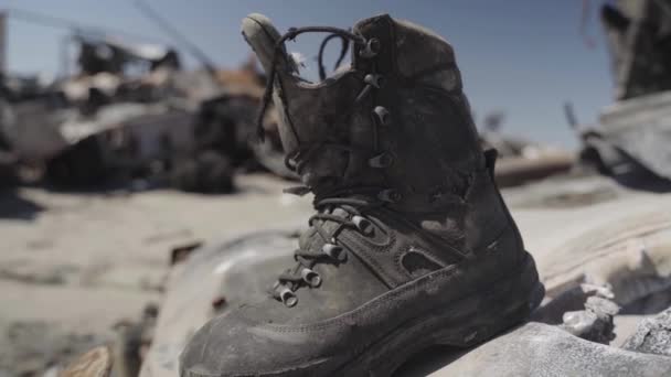Κάηκε Στρατιωτικός Εξοπλισμός Μετά Από Πυραυλική Επίθεση Εγκαταλελειμμένος Σκουριασμένος Στρατιωτικός — Αρχείο Βίντεο