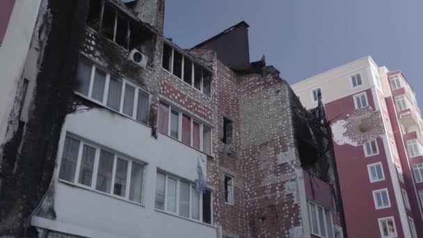 Edificio Residenziale Danneggiato Nella Città Bucha Nella Regione Kiev Durante — Video Stock