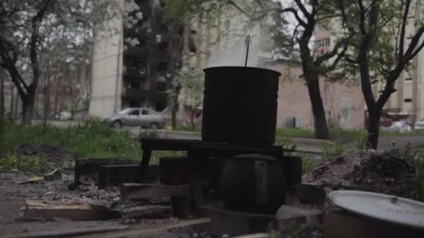 Война Украине Жители Разрушенного Дома Готовят Еду Костре Мариуполь Катастрофа — стоковое видео