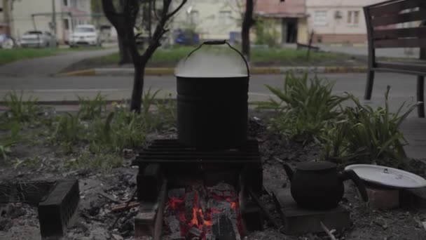 War Ukraine Residents Bombed Out House Cook Food Fire Mariupol — Stockvideo