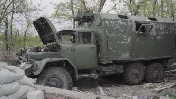 Burnt Military Equipment Missile Attack Abandoned Rusty Military Equipment City — Vídeo de Stock