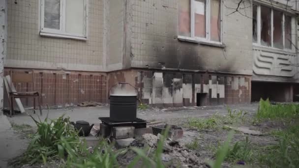 War Ukraine Residents Bombed Out House Cook Food Fire Mariupol — Stock Video