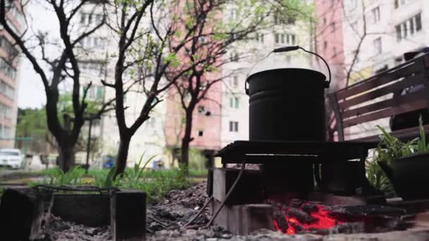 Guerra Ucrania Los Residentes Una Casa Bombardeada Cocinan Comida Incendio — Vídeo de stock
