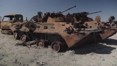 Füze saldırısından sonra yanmış askeri teçhizat. Paslı askeri teçhizat terk edilmiş. Irpin şehri. Ukrayna. Savaş.