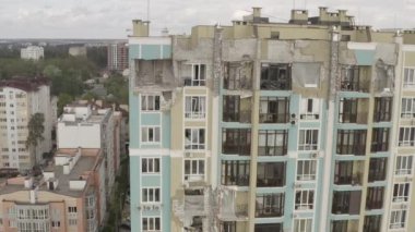 Bucha şehrinde bombalanmış modern bir konut binası. Havadan. Ukrayna 'da savaş. Rus saldırganlığı. Bombalardan yıkılan apartman daireleri.