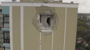 Bucha şehrinde bombalanmış modern bir konut binası. Havadan. Ukrayna 'da savaş. Rus saldırganlığı. Bombalardan yıkılan apartman daireleri.