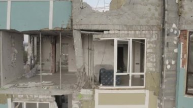 Bucha şehrinde bombalanmış modern bir konut binası. Havadan. Ukrayna 'da savaş. Rus saldırganlığı. Bombalardan yıkılan apartman daireleri.