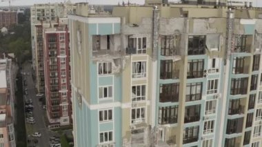 Bucha şehrinde bombalanmış modern bir konut binası. Havadan. Ukrayna 'da savaş. Rus saldırganlığı. Bombalardan yıkılan apartman daireleri.