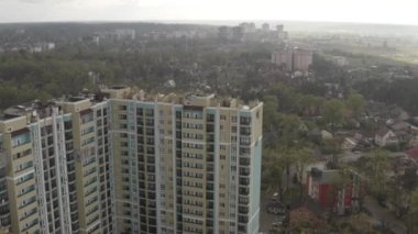 Bucha şehrinde bombalanmış modern bir konut binası. Havadan. Ukrayna 'da savaş. Rus saldırganlığı. Bombalardan yıkılan apartman daireleri.